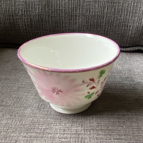 Vtg ceramic cup/bowl with light purple flower